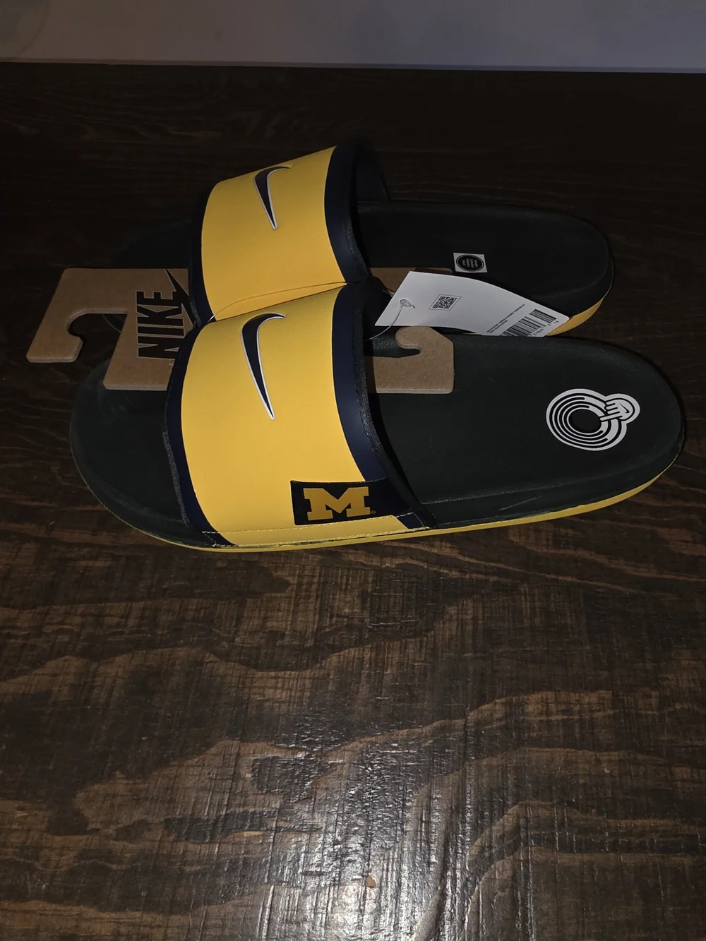 Nike MICHIGIAN WOLVERINES OFF COURT SLIDES. Size 11M. Nwt